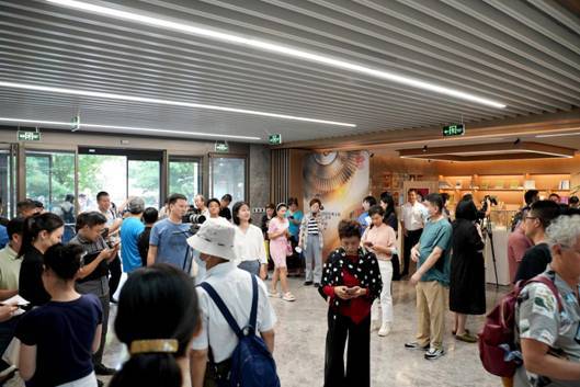 零距離品味光影魅力，沉浸式賞鑒風(fēng)韻北京——記老舍劇場(chǎng)國(guó)際影視文化收藏展